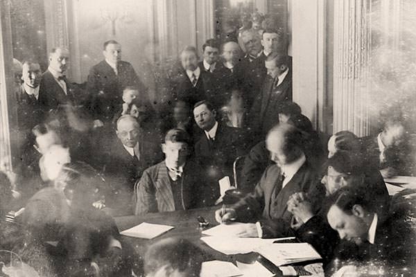 Wireless operator Harold Thomas Coffin being questioned at the US Senate inquiry, held at the Waldorf Astoria Hotel in New York, 29 May 1912.